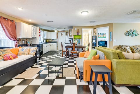 Cozy PCB Cottage ~ 1 Block to Beach! Cottage in Laguna Beach