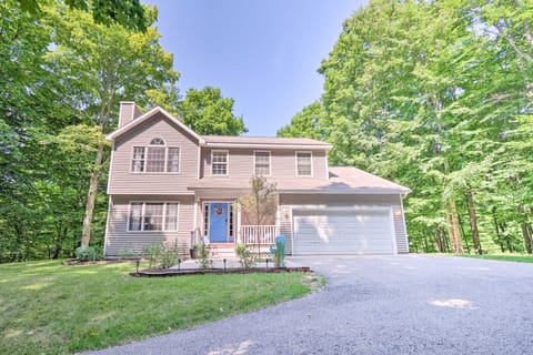 2 Mi to Dtwn! Beulah Family Home w/ Fireplace House in Michigan