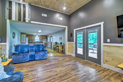 Secluded Brownsville Cabin w/ Deck & Fire Pit House in Kentucky