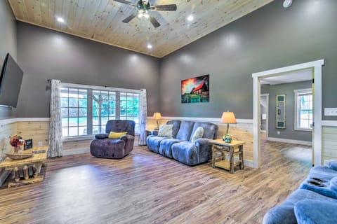 Secluded Brownsville Cabin w/ Deck & Fire Pit House in Kentucky