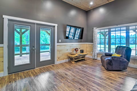 Secluded Brownsville Cabin w/ Deck & Fire Pit House in Kentucky