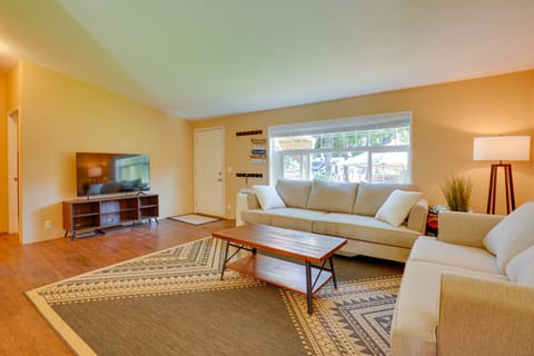 Lovely Detroit Home w/ Deck - Walk to Town! House in Detroit Lake