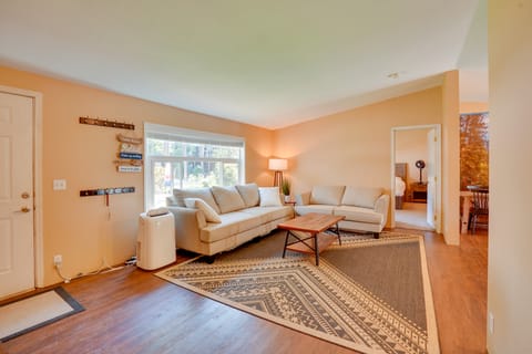 Lovely Detroit Home w/ Deck - Walk to Town! House in Detroit Lake