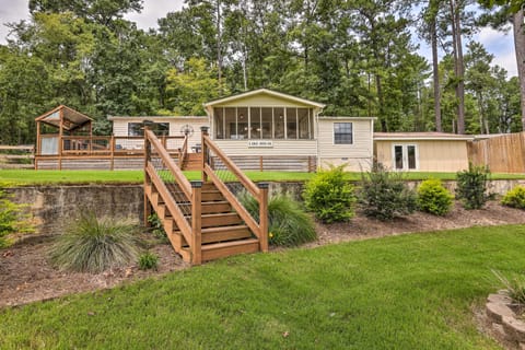 Lakeside Living: Sparta Retreat w/ Game Room! House in Lake Sinclair