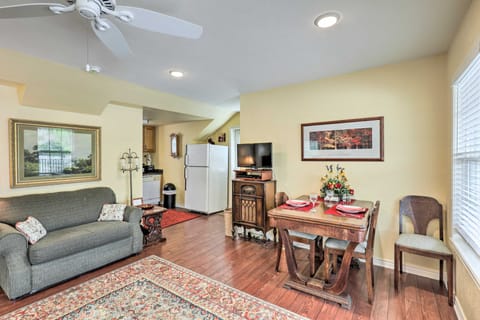 Studio in College Station w/ Expansive Deck! Apartment in College Station
