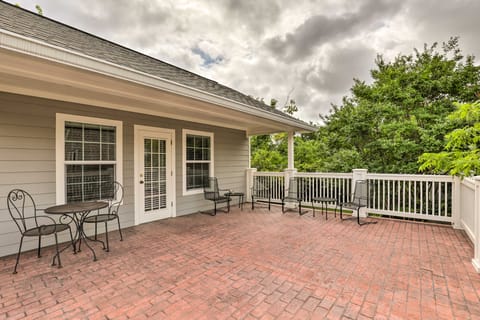 Studio in College Station w/ Expansive Deck! Apartment in College Station