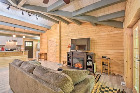 Pet-Friendly Otto Mountain Cabin w/ Fireplace! House in Tennessee