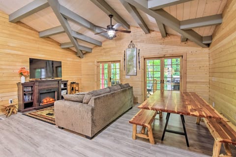 Pet-Friendly Otto Mountain Cabin w/ Fireplace! House in Tennessee
