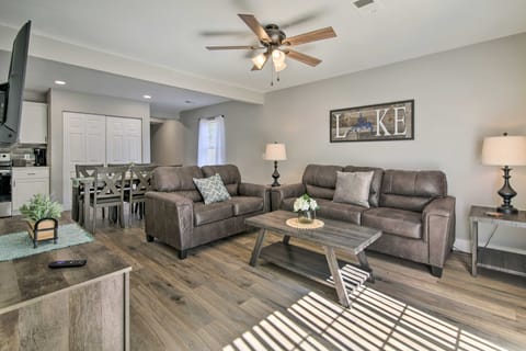 Chic Townhome ~ 6 Mi to Talking Rocks Cavern! Apartment in Kimberling City