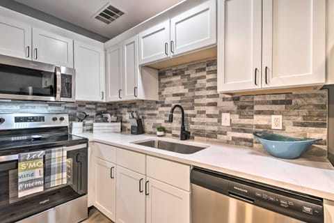 Pet-Friendly Abode, Walk to Table Rock Lake! Apartment in Kimberling City