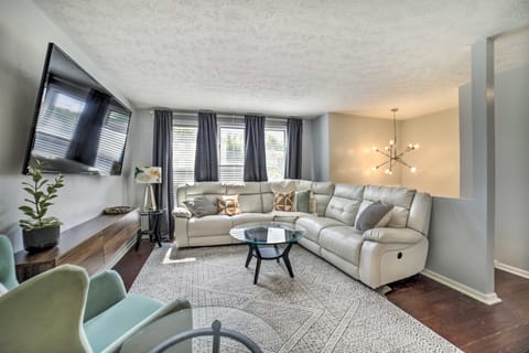 Pittsburgh Retreat w/ Deck ~ 4 Mi to Dtwn! House in Pittsburgh