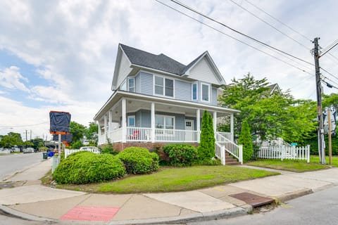 Walk to Public Beach Access: Norfolk Family Home House in Norfolk