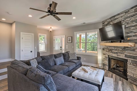 Escape w/ Hot Tub, Mtn Views: 5 Mi to Urban Trail House in Asheville