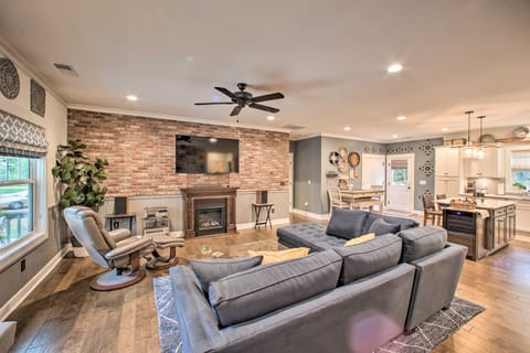 2 Mi to Downtown: Luxe Greenville Retreat! House in Greenville