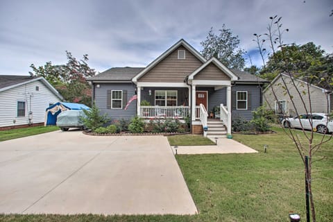 2 Mi to Downtown: Luxe Greenville Retreat! House in Greenville