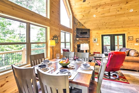 Murphy Mtn Retreat: Wraparound Deck & Hot Tub House in Tennessee