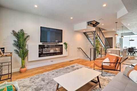 City Skyline Views: Upscale Denver Townhome Apartment in Denver