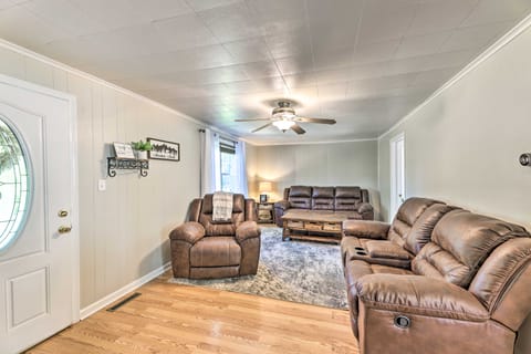 Family-Friendly Sanctuary: BBQ, Patio & Yard House in West Virginia