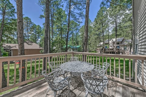 4 Mi to Dtwn Ruidoso: Cabin w/ Deck & Game Room! House in Ruidoso