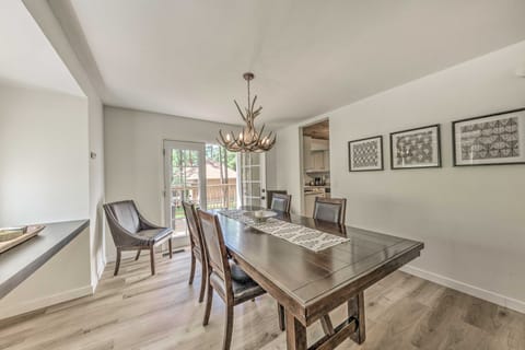 4 Mi to Dtwn Ruidoso: Cabin w/ Deck & Game Room! House in Ruidoso