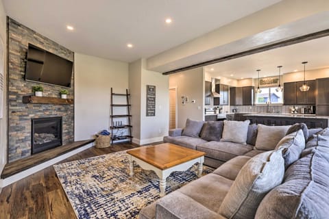 Walk To Golf: Modern Mtn-View Home in Granby House in Granby