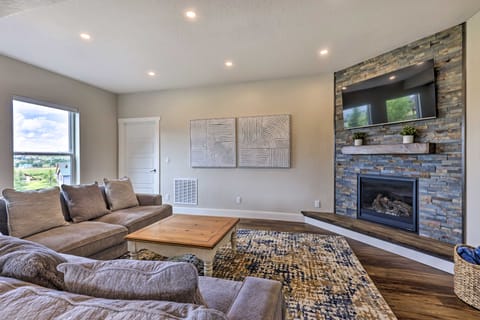 Walk To Golf: Modern Mtn-View Home in Granby House in Granby