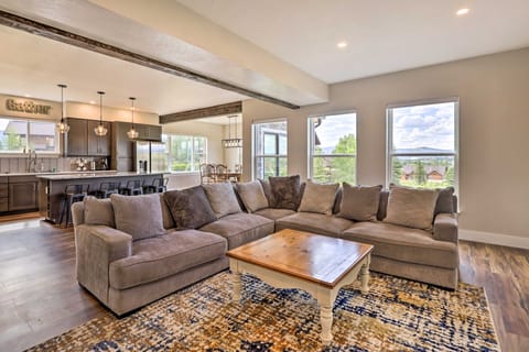 Walk To Golf: Modern Mtn-View Home in Granby House in Granby