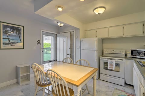 'The Palms' Cocoa Beach Condo: Walk to Beach! Apartment in Cocoa Beach