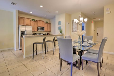 Poolside Oasis in Paradise Palms: 6 Mi to Disney! Apartment in Four Corners