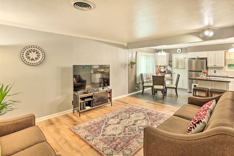 ~ 5 Mi to Dtwn Fort Worth: Retreat w/ Fire Pit House in Fort Worth