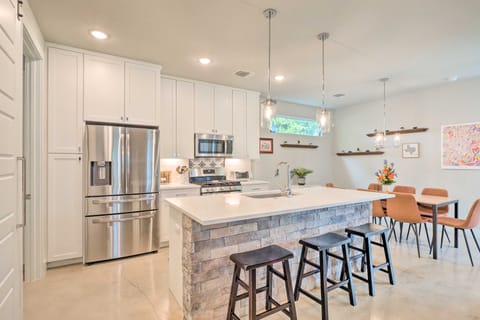 Gorgeous Georgetown Home, Walk to the Square! House in Georgetown