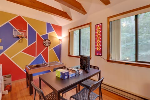 Poconos Cabin: Serene Deck, Fire Pit & Game Room House in Coolbaugh Township