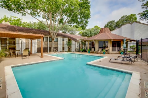 Chic Montgomery Condo w/ Balcony + Pool Access! Apartment in Lake Conroe