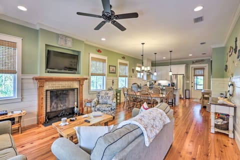 Breezy Home w/ Grills, Pool & Beach Access! House in Florida