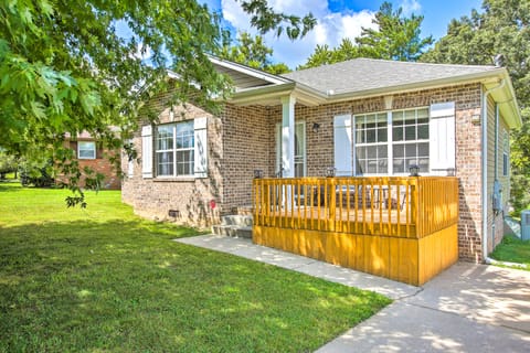 Charming Springfield Escape w/ Furnished Deck House in Tennessee