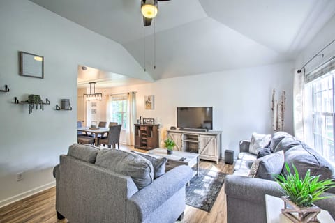 Charming Springfield Escape w/ Furnished Deck House in Tennessee