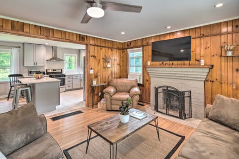 Cozy Arden Cottage, 2 Mi to Lake Julian Park! Cottage in Asheville