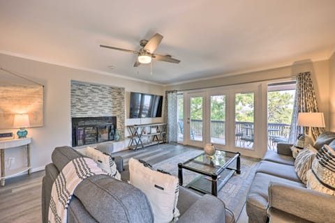 Hot Tub Access: Fantastic Condo in Hot Springs! Apartment in Lake Hamilton