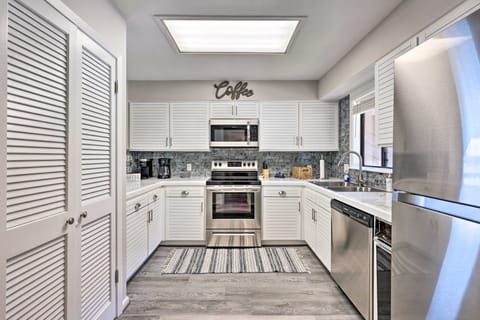 Hot Tub Access: Fantastic Condo in Hot Springs! Apartment in Lake Hamilton