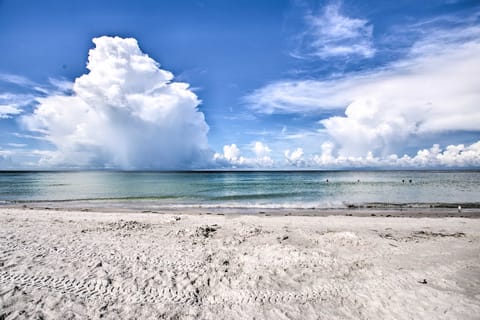 Beachfront Condo w/ Pool in Redington Shores Apartment in North Redington Beach