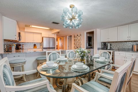 Beachfront Condo w/ Pool in Redington Shores Apartment in North Redington Beach