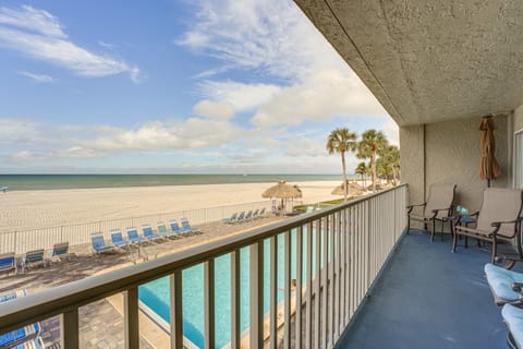 Beachfront Condo w/ Pool in Redington Shores Apartment in North Redington Beach