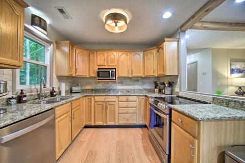 Charming Maggie Valley Getaway w/ Fire Pit! House in Maggie Valley