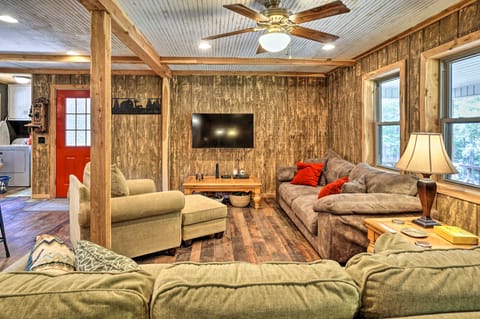 Hike On-Site: Classic Cabin Nature Retreat House in Mississippi