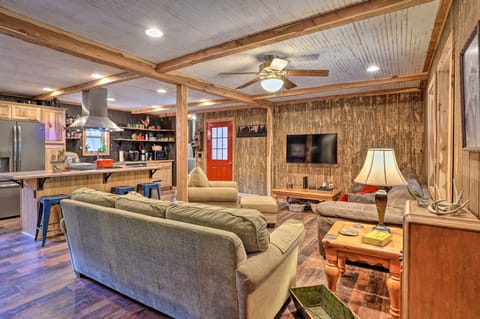 Hike On-Site: Classic Cabin Nature Retreat House in Mississippi