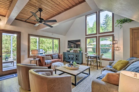 100-Year-Old Farmhouse w/ Hot Tub on 5 Acres! House in Puget Sound