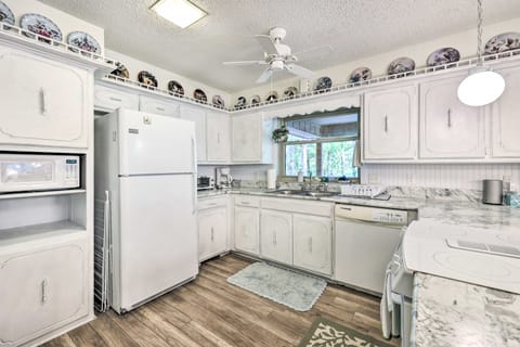 Furnished Deck w/ Views: Hot Springs Cottage Cottage in Garland County