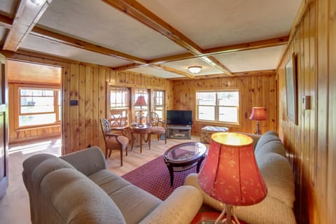 600' of Green Bay Frontage & Dock: Cozy Cottage Cottage in Wisconsin