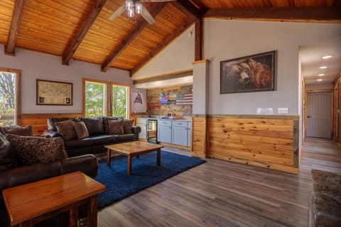 Hot Tub & Mini Golf: Mtn-View Haven in Kodak! House in Sevierville