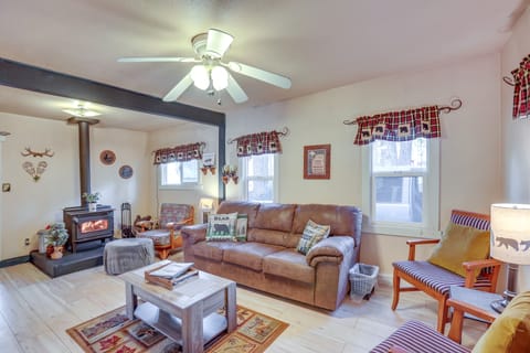 'Grizzly Pine' Cottage - Walk to Ski Beach Park! Cottage in Big Bear